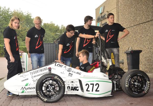 Sportliches Engagement: Das Get Racing Formula Student Team, bestehend aus jungen Ingenieuren der TU Dortmund präsentiert den Formula Student Rennwagen bei Murtfeldt Kunststoffe