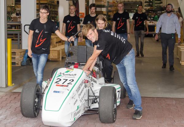 Sportliches Engagement: Das Get Racing Formula Student Team, bestehend aus jungen Ingenieuren der TU Dortmund präsentiert den Formula Student Rennwagen bei Murtfeldt Kunststoffe