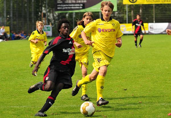 Sportliches Engagement: Murtfeldt Kunststoffe Dortmund unterstützt das internationale Kinder- und Jugendfußballturnier „Kinder kicken für Kinder“