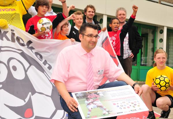 Sportliches Engagement: Murtfeldt Kunststoffe Dortmund unterstützt das internationale Kinder- und Jugendfußballturnier „Kinder kicken für Kinder“