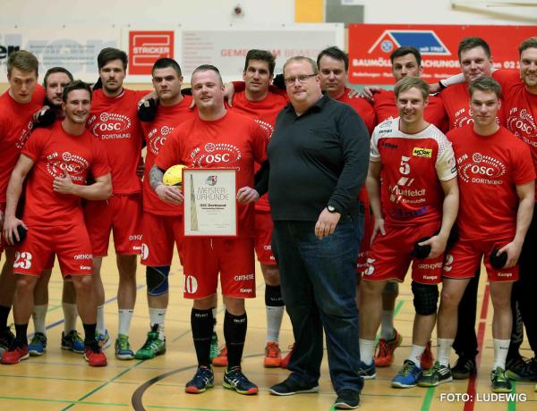 Siegerehrung: Sponsor Murtfeldt Kunststoffe gratuliert dem OSC Dortmund zum Aufstieg in die Oberliga. (Foto: Klaus-Peter Ludewig)