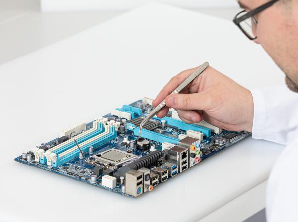 El nuevo material original ״S״ plus+® white ESD de Murtfeldt plásticos, por ejemplo, se usa como superficie de trabajo, pueden tratarse sin problemas productos sensibles a descargas electrostáticas (ESDS).