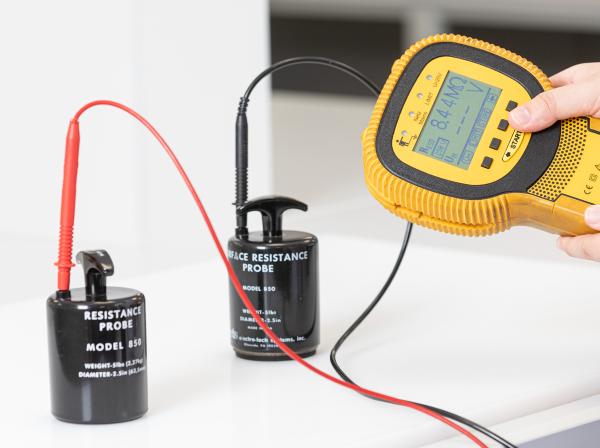 El nuevo material original ״S״ plus+® white ESD de Murtfeldt plásticos, por ejemplo, se usa como superficie de trabajo, pueden tratarse sin problemas productos sensibles a descargas electrostáticas (ESDS).